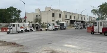 Mototaxistas de Playa del Carmen bloquean acceso al Tren Maya; piden más seguridad