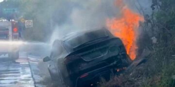 Se incendia un Tesla en Puerto Aventuras; conductor perdió el control y cayó de un puente