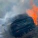 Se incendia un Tesla en Puerto Aventuras; conductor perdió el control y cayó de un puente