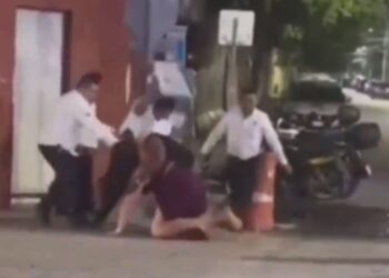 Taxistas de Playa del Carmen golpean a sujeto afuera del Coco Bongo mientras su pareja trata de cubrirlo