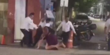 Taxistas de Playa del Carmen golpean a sujeto afuera del Coco Bongo mientras su pareja trata de cubrirlo