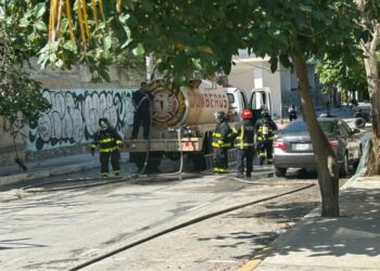 Aparente cortocircuito incendia bodega de plásticos en Playa del Carmen