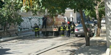 Aparente cortocircuito incendia bodega de plásticos en Playa del Carmen