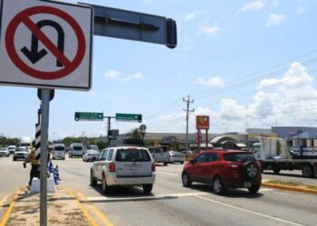 Aviso de cambios de circulación vial, en el boulevard Playa del Carmen