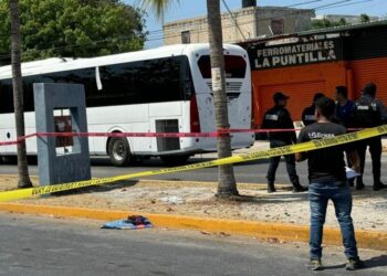 Chofer de un autobús arrolla a un peatón y lo mata en la colonia Colosio de Playa del Carmen