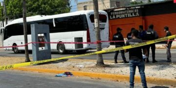 Chofer de un autobús arrolla a un peatón y lo mata en la colonia Colosio de Playa del Carmen