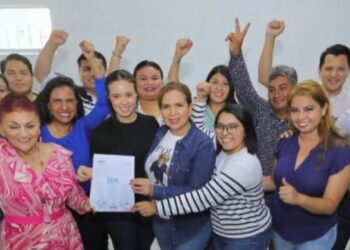 Lili Campos recibe constancia como candidata