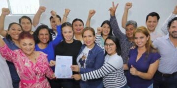Lili Campos recibe constancia como candidata
