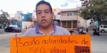 Protestan padres de familia tras reinstalación de maestro acusado de violentar a alumnos