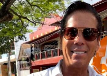 Roberto Palazuelos recorre las calles de Playa del Carmen pidiendo el voto de los solidarenses