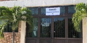 Sujeto ingresa a sede del Ieqroo en el Distrito 10 en Playa del Carmen y lesiona a guardia de seguridad