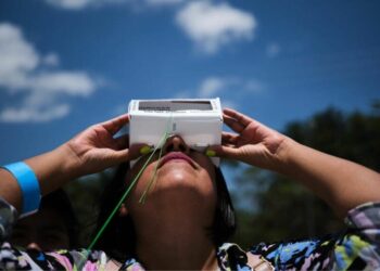 Turistas y locales disfrutaron del eclipse en Playa del Carmen