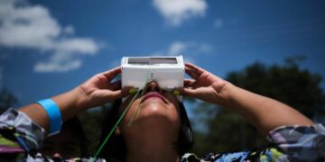 Turistas y locales disfrutaron del eclipse en Playa del Carmen