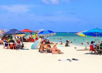 Brindan protección a turistas en zona de playas