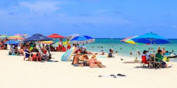 Brindan protección a turistas en zona de playas