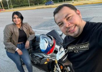 Identifican a motociclistas fallecidos tras choque con autobús de Del Valle a la entrada de Playa del Carmen