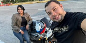 Identifican a motociclistas fallecidos tras choque con autobús de Del Valle a la entrada de Playa del Carmen