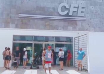 Protestan vecinos de Playa del Carmen en la CFE por apagón de más de 15 horas