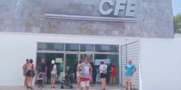 Protestan vecinos de Playa del Carmen en la CFE por apagón de más de 15 horas