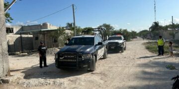 Sujetos a bordo de una motocicleta asesinan a una persona y lesionan a otra en In House en Playa del Carmen