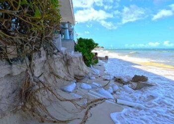 Persiste la erosión en costas de Playa del Carmen por mal tiempo y mareas altas