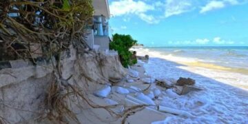 Persiste la erosión en costas de Playa del Carmen por mal tiempo y mareas altas