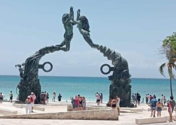 Autoridades de Playa del Carmen realizan perifoneo en inglés y español para informar a turistas sobre “Beryl”