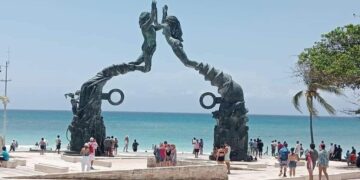 Autoridades de Playa del Carmen realizan perifoneo en inglés y español para informar a turistas sobre “Beryl”