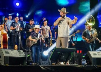 Carín León, hace vibrar a la Plaza 28 de Julio