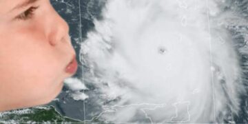 Ciudadanos se organizan en Playa del Carmen para "soplar fuerte" en el Portal Maya y desviar al huracán Beryl