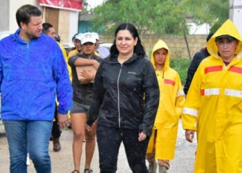 Estefanía Mercado recorre In House y atiende a las familias vulnerables tras el paso de Beryl
