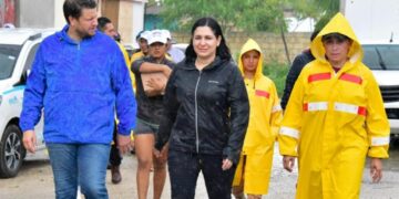 Estefanía Mercado recorre In House y atiende a las familias vulnerables tras el paso de Beryl