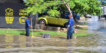Rápida reacción de servicios públicos y bomberos ante lluvias en Solidaridad