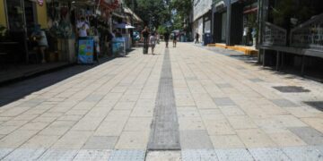 Gobierno de Solidaridad adapta piso de la 5ta Avenida para personas con discapacidad visual