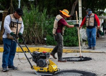 Con intensas jornadas avanzan los trabajos de bacheo en las principales calles y avenidas de Playa del Carmen