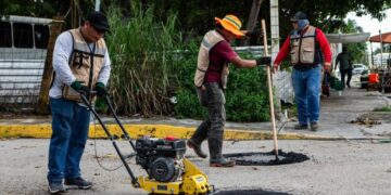 Con intensas jornadas avanzan los trabajos de bacheo en las principales calles y avenidas de Playa del Carmen