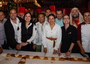 Rosca de Reyes de un kilómetro llena la Quinta Avenida de Playa del Carmen