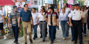 Estefanía Mercado encabeza recorrido en la Quinta Avenida para poner orden y atender problemáticas de este emblemático lugar de Playa del Carmen