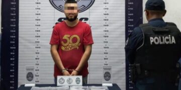 Policía de Playa del Carmen detiene a un hombre con diversas bolsitas de droga en In House