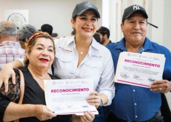 Estefanía Mercado entrega reconocimientos a adultos mayores del programa Vigilantes Ciudadanos