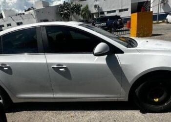 Aseguran policías de Playa del Carmen un vehículo con reporte de robo