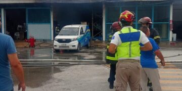 Bomberos de Playa del Carmen sofocan incendio en bodega de refrigeración