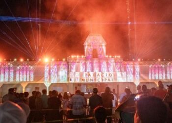 Familias de Playa del Carmen y visitantes disfrutan espectacular videomapping sobre la Independencia de México