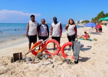 Recolectan más de 2.5 toneladas de residuos en playas y fondo marino de Playa del Carmen
