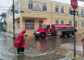Ayuntamiento de Playa del Carmen intensifica labores de limpieza y desazolve por lluvias