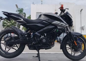 Policías de Playa del Carmen aseguran motocicleta con reporte de robo