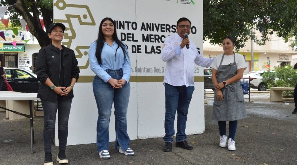 Celebran el 5to. Aniversario del Mercado Mundo de las Piñatas en Playa del Carmen