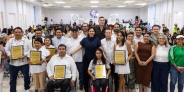 Estefanía Mercado entrega el Premio Municipal del Deporte 2025 acompañada por la leyenda del boxeo mexicano Julio César Chávez