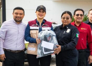 Estefanía Mercado entrega uniformes a Protección Civil y anuncia incremento salarial histórico para Bomberos