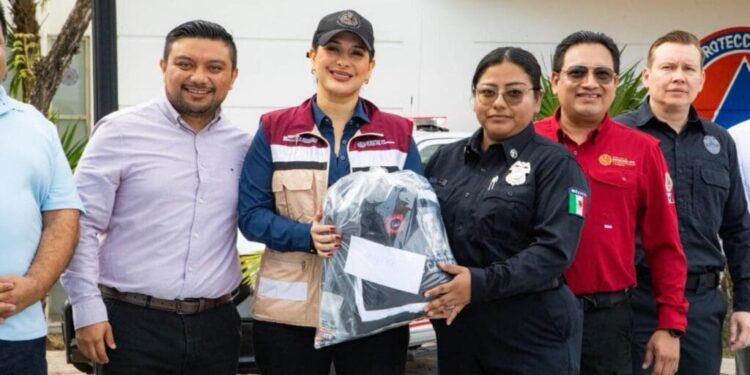 Estefanía Mercado entrega uniformes a Protección Civil y anuncia incremento salarial histórico para Bomberos